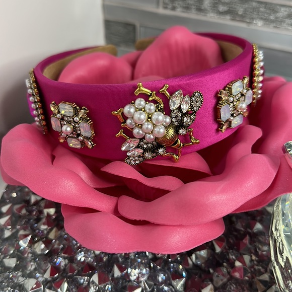 Accessories - Stunning bee pearl headband!!! A Million dollar look!